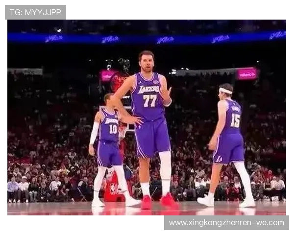 激战四节,勇士凭借末节逆转击败湖人,惊险拿下季后赛首胜