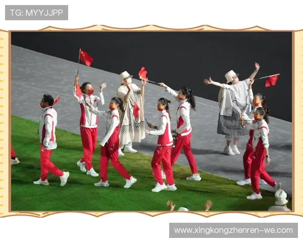 中国体育代表团昂首入场，展现强大气势与荣耀风采